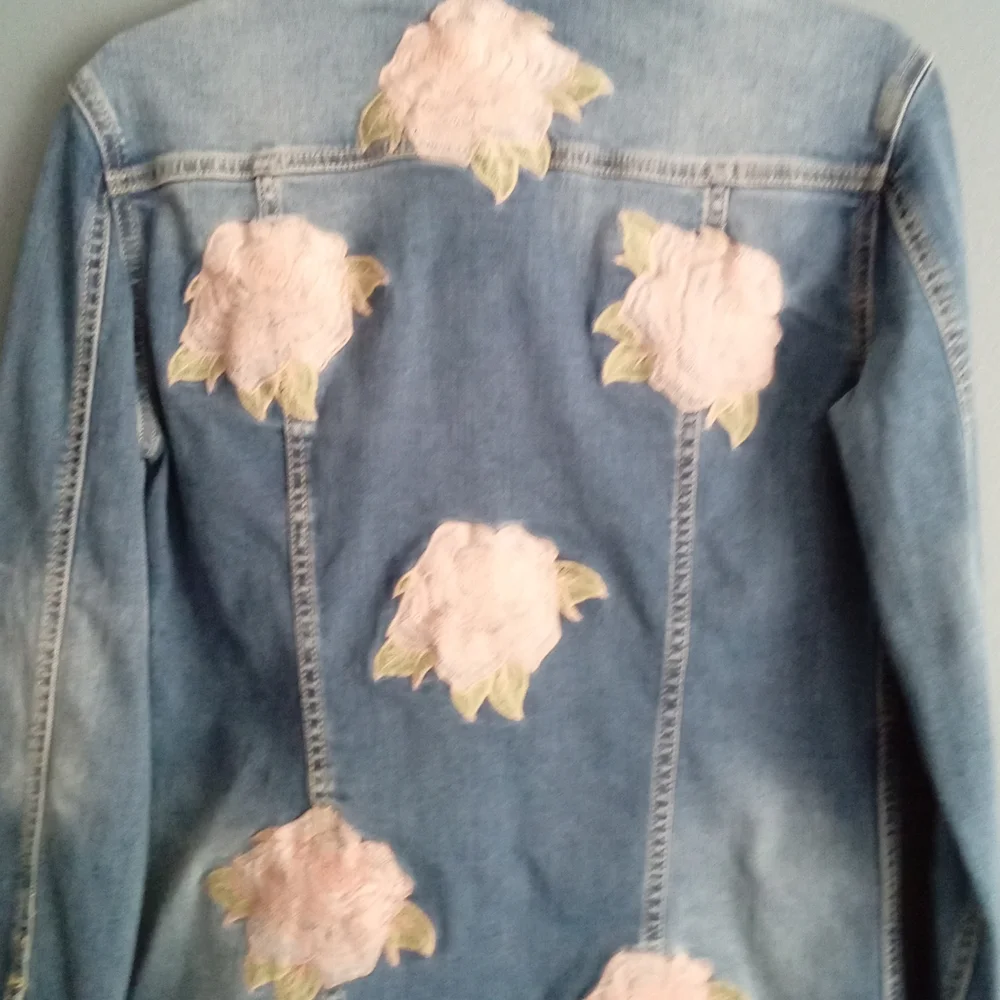 Denim Jacket Embroidered Floral‎ Applique Light Wash Distressed Button Up